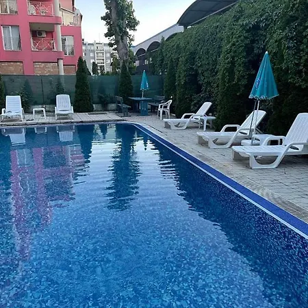 Apartman Violet Garden 2 Veranda Napospart