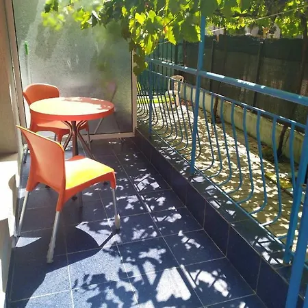 Violet Garden 2 Veranda Apartmán *